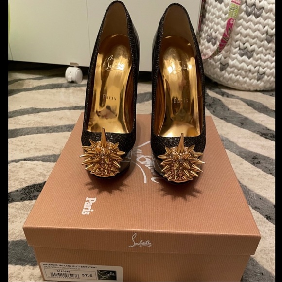 Meet Debbie, your Posher, and her closet favorites! - Picture 4 of 17